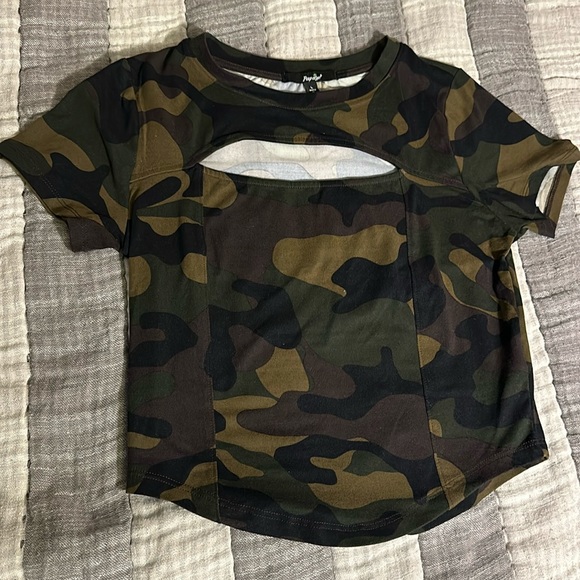 Camo Keyhole front tee - Picture 1 of 2